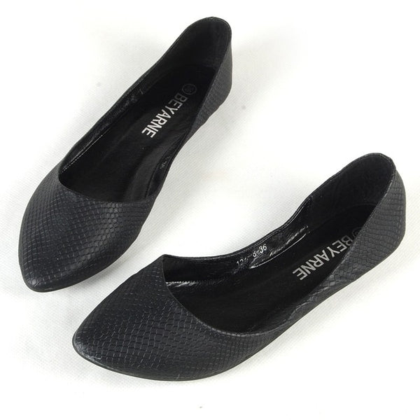 Women Serpentine Pattern Embossed Pointed Flat Shoes