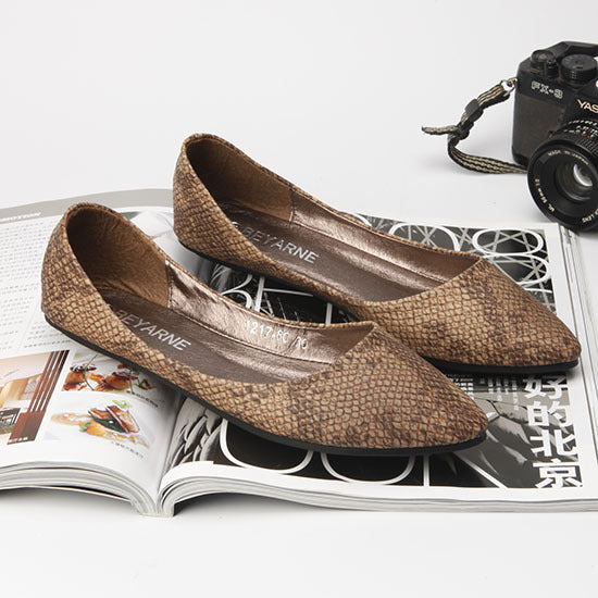Women Serpentine Pattern Embossed Pointed Flat Shoes