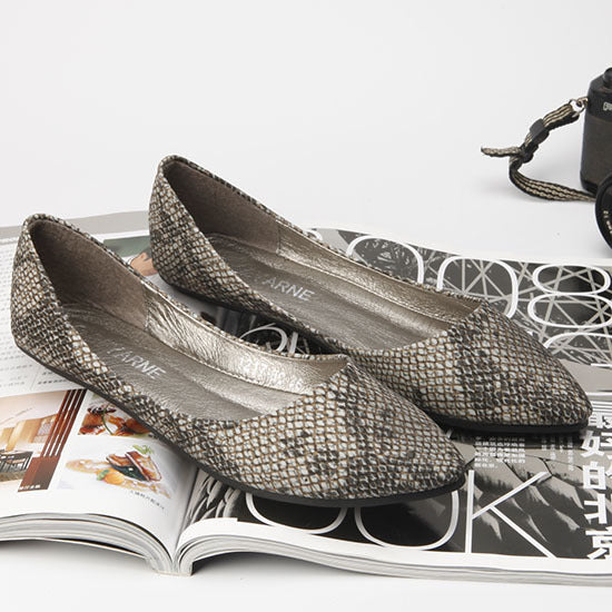 Women Serpentine Pattern Embossed Pointed Flat Shoes