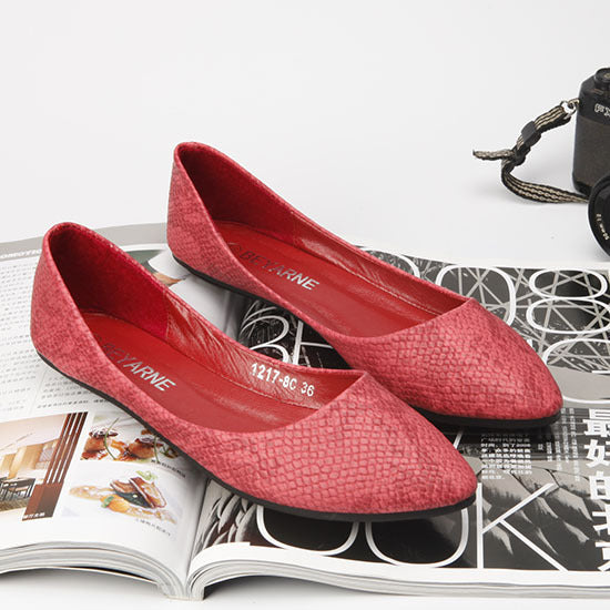 Women Serpentine Pattern Embossed Pointed Flat Shoes